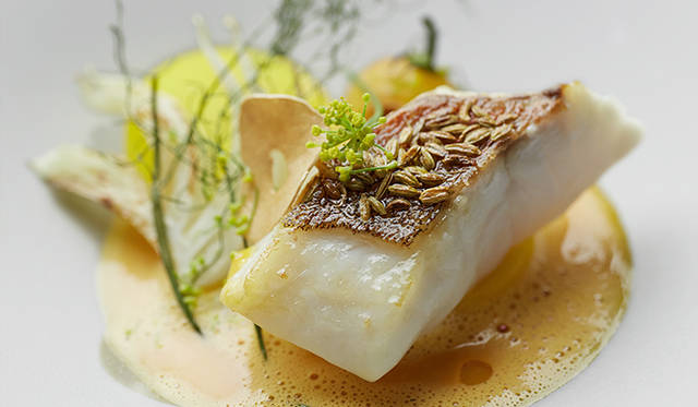 pirouette_665_36 試作メニュー。南仏の魚介スープ、ブイヤベースにアレンジを加えた「五島列島黒ムツ ブイヤベース仕立て 須永農園の野菜達」。通常はスープの香味野菜として使うフェンネルやニンニク、ジャガイモ、トマトなどを付け合わせとして考え、レストラン仕立てに。付け合わせもさることながら、新鮮な魚で取っただしが一番のポイントだ