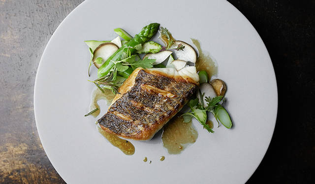 pirouette_665_37 試作メニュー。長崎産のスズキと静岡県にある「長谷川農園」のマッシュルームを使った「長崎県スズキのローストとそのジュ 静岡県長谷川農園のマッシュルーム グリーンアスパラガスのシトロンヴィネグレット」。香ばしいローストにレモンの風味を効かせたさわやかな一品だ
