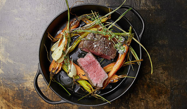 pirouette_665_38 試作メニュー。岩手産の新鮮な短角牛と「須永農園」の野菜を使った「岩手短角牛と須永農園野菜のロースト」。2人用メニューで、南部鉄器のココットでの提供を想定している