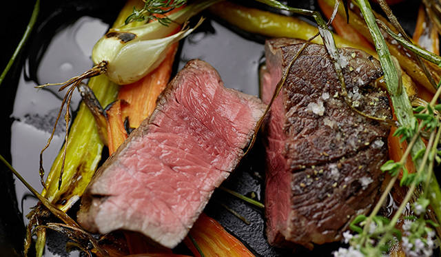 pirouette_665_39 試作メニューの「岩手短角牛と須永農園野菜のロースト」。素材良さをそのまま味わえる、「ピルエット」らしい一皿といえる