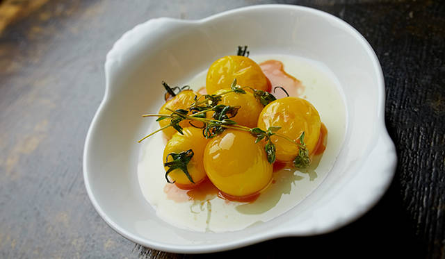 pirouette_665_41 試作メニュー。黄色のトマトを使った「フレッシュトマトのコンフィ」。ニンニク、オリーブオイル、タイムの香りをつけただけのシンプルな一皿で、トマトの新鮮さがおいしさの鍵を握る