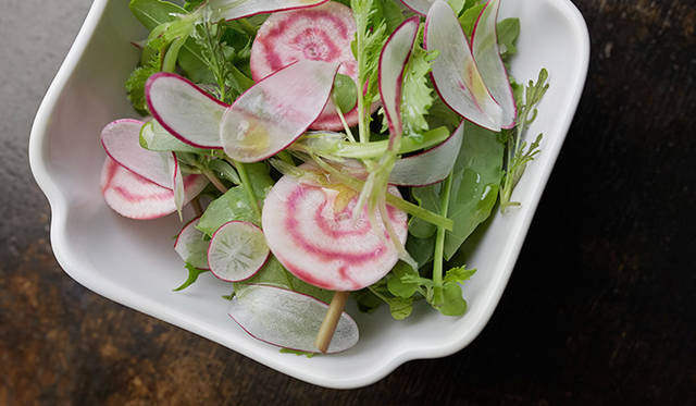 pirouette_665_42 試作メニュー。「須永農園」のビーツ、“チオギア”を使った「オーガニックハーブとチオギアのサラダ」。ハーブのハーモニーを楽しむ一皿だ