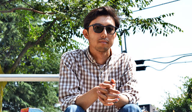 「Kodak」伊達メガネ用調光レンズイメージ　着用モデル「FALCON」