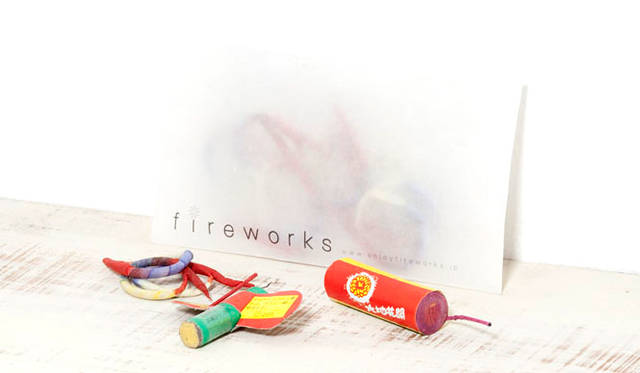 オリジナルのパッケージは、花火の賑やかな色合いを活かしつつ、上品さを加えるため、半透明のロウ引きの袋を採用