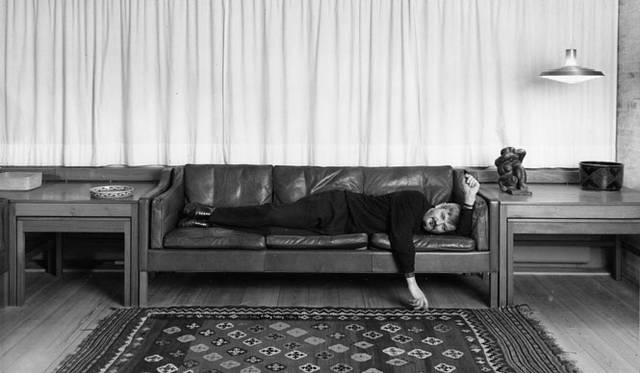 モーエンセンが横になっているソファ「2213sofa」の現物も展示