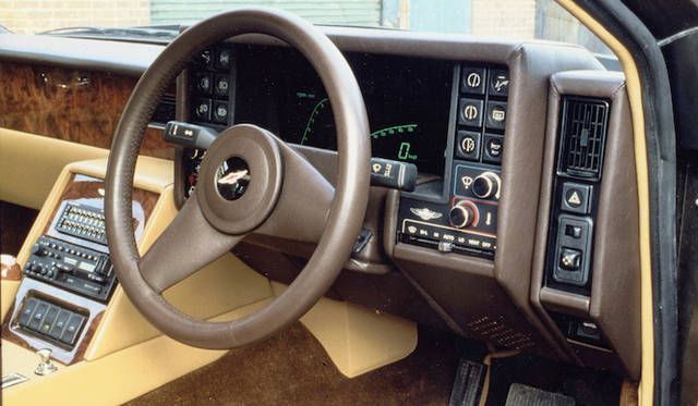 インパネには最先端のデジタル式を採用