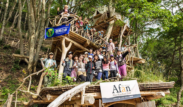 <strong>森の学校｜C.W.ニコル</strong>　C.W.ニコルさんらが再建する小学校「森の学校」のシンボルであるツリーハウスの前で