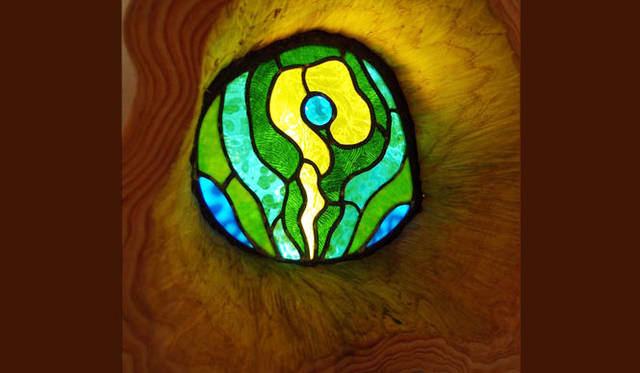 <strong>森の学校｜C.W.ニコル</strong>　最上階の小屋には樹木、土、火をイメージしたステンドグラスも