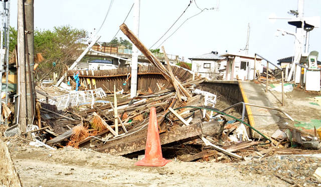 <strong>森の学校｜C.W.ニコル</strong>　震災直後の野蒜（のびる）駅周辺。被災した仙石線は高台を通るルートに変更される