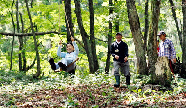 <strong>森の学校｜C.W.ニコル</strong>　豊かな森がもつ癒しは、子どもたちにとびきりの笑顔をもたらした（写真：一般財団法人C.W.ニコル・アファンの森財団）