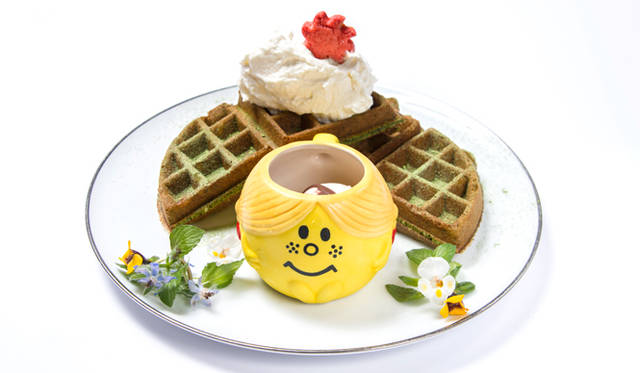 <strong>「SUNDAY JAM × MR. MEN LITTLE MISS CAFE(サンデージャム×ミスターメン リトルミス カフェ)」</strong><br>LITTLE MISS SUNSHINEのウォーキング・マッチャ・ワッフル1674円　© 2014 THOIP
