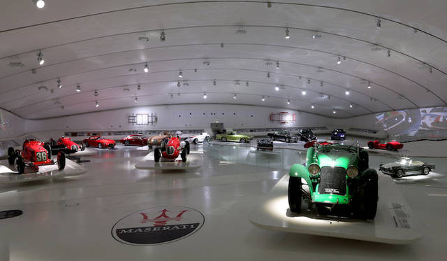 2015年1月まで、イタリアはモデナのエンツォ・フェラーリ・ミュージアムで開催されている特別展、「マセラティ100／純粋なるイタリアンラグジュアリースポーツカーの世紀」。マセラティの100年をいろどる歴史的なモデルの多くが展示されている
