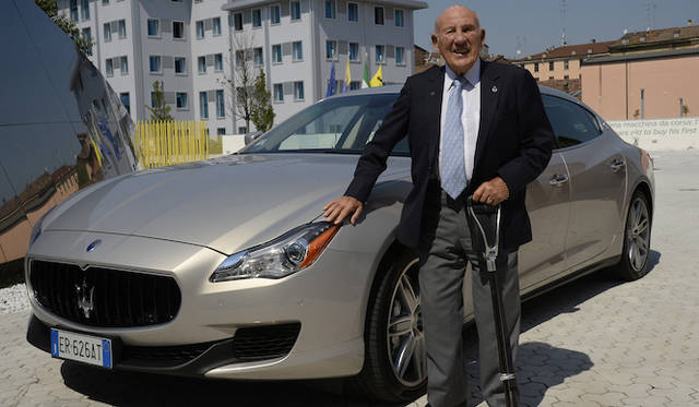 最新のクアトロポルテと写るのは、1950年代に活躍したイギリス出身の元レーシングドライバー、スターリング・モス氏