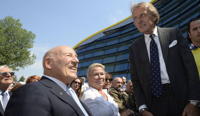 フェラーリのルカ・ディ・モンテツェーモロ会長（右）と、スターリング・モス氏（左）