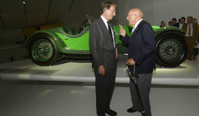 1台しかロードゴーイングバージョンが作られなかった16気筒の「V4」（1932年）を背に話をする、フェラーリのルカ・ディ・モンテツェーモロ会長（左）と、スターリング・モス氏（右）