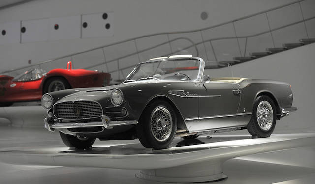 マセラティ初の量産車として開発され、1957年に登場した「3500GT」。そのオープンモデルとなるのが、この3500スパイダー・ヴィニャーレだ。イタリア人カーデザイナー、ジョバンニ・ミケロッティの手によるもの