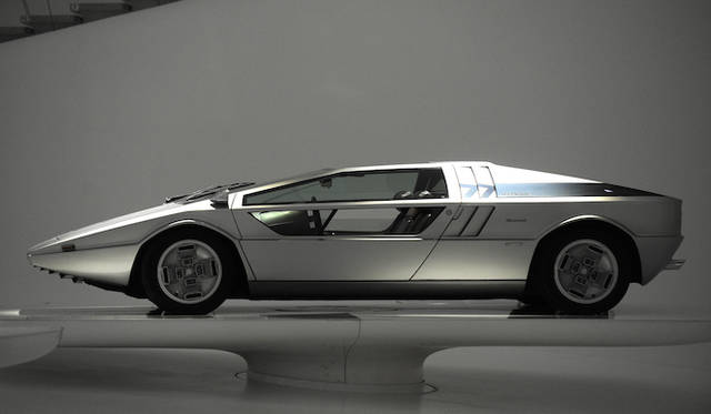 1971年にトリノオートサロンで発表したコンセプトカー「ブーメラン」。デザインを手掛けたのはジョルジェット・ジウジアーロ氏で、V8エンジンを搭載し1台のみが生産された