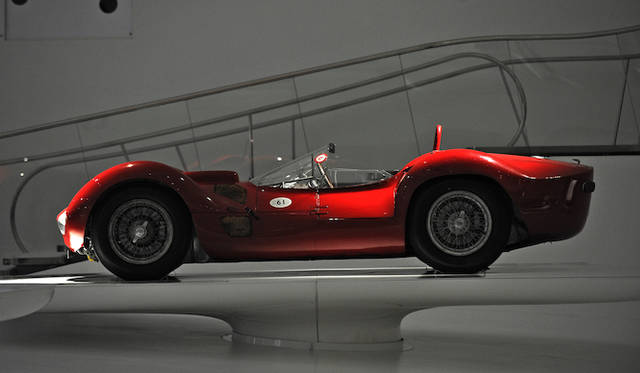 レース専用マシンとして開発された「Tipo 61」。200個以上のチューブラーセクションで構成された、鳥かごのような複雑な構造をもつシャシーは文字通り、バードケージと呼ばれ、軽量ながら高い剛性を実現していた