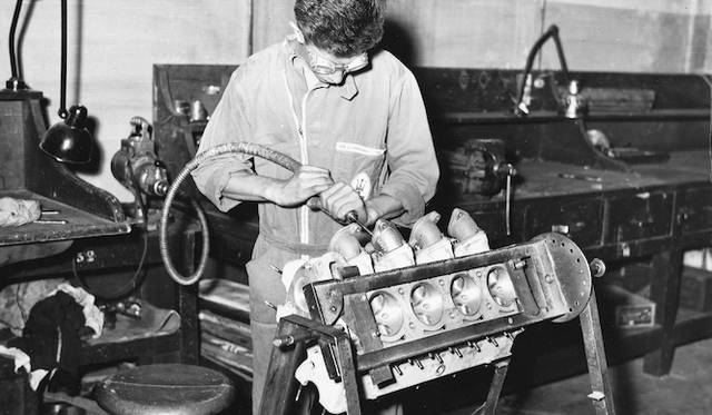 1956年の工場ではエンジンもほとんど手作りだった