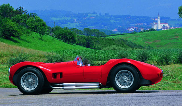 当時存在したレースカテゴリーF2マシンの2リッターエンジン搭載のスポーツカー