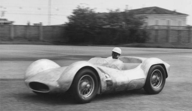 レースにカムバックしたマセラティの武器だったレースカーで、最大の特徴は細い鋼管フレームを複雑に組み合わせたシャシーにある