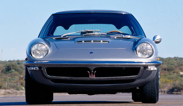 美しいフルアのボディを載せた2人乗りクーペで、エンジン排気量は、3500、3700、そして4000へとエンジン排気量も拡大していった