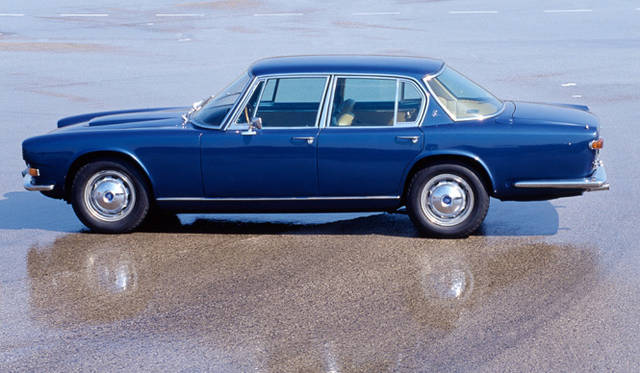 世界最速のセダンをめざして開発されたといわれるマセラティ初の4ドア。全長5ｍもある大型ボディに4.1リッターV8を搭載し、最高速は231km/hと当時としてはめざましいものだった