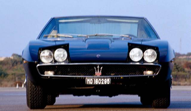 V8をフロントに搭載した後輪駆動クーペだが、オーソドクスなレイアウトとはうらはらにジウジアーロの手がけたボディは斬新だった