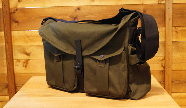 <strong>FILSON｜フィルソン</strong>　FILSON+MAGNUM PHOTOS「Harvey Messenger Bag（ハービー メッセンジャー バッグ）」［W39×H30×D10cm］4万4500円