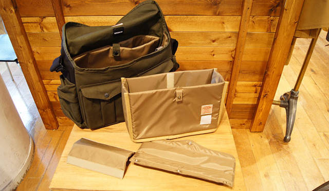 <strong>FILSON｜フィルソン</strong>　FILSON+MAGNUM PHOTOS「McCurry Sportsman Bag（マッカリー スポーツマン バッグ）」［W40×H24×D20cm］5万6500円
