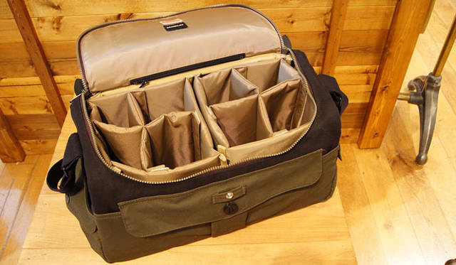 <strong>FILSON｜フィルソン</strong>　FILSON+MAGNUM PHOTOS「McCurry Sportsman Bag（マッカリー スポーツマン バッグ）」［W40×H24×D20cm］5万6500円