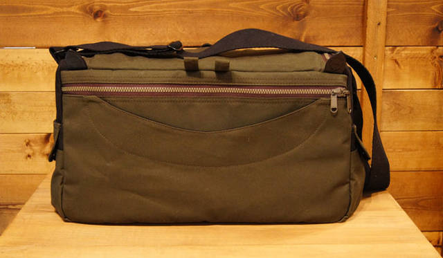 <strong>FILSON｜フィルソン</strong>　FILSON+MAGNUM PHOTOS「McCurry Sportsman Bag（マッカリー スポーツマン バッグ）」［W40×H24×D20cm］5万6500円