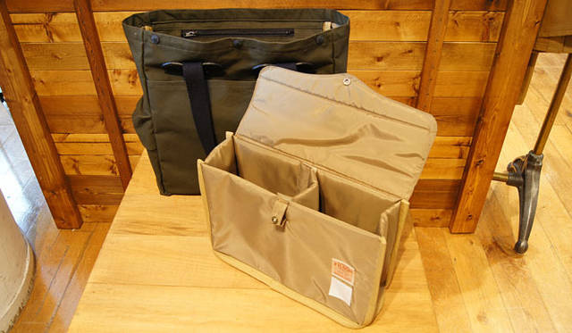 <strong>FILSON｜フィルソン</strong>　FILSON+MAGNUM PHOTOS「McCurry Tote Bag（マッカリー トート バッグ）」［W33×H37×D14cm］3万1500円