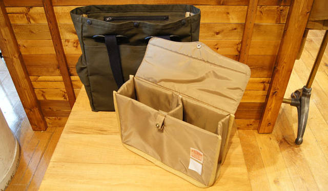 <strong>FILSON｜フィルソン</strong>　FILSON+MAGNUM PHOTOS「McCurry Tote Bag（マッカリー トート バッグ）」［W33×H37×D14cm］3万1500円
