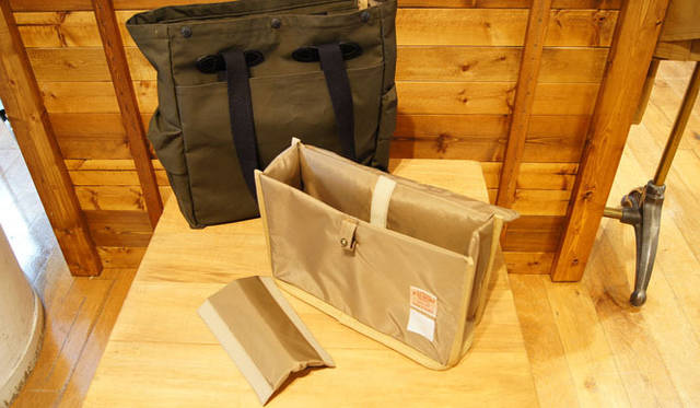 <strong>FILSON｜フィルソン</strong>　FILSON+MAGNUM PHOTOS「McCurry Tote Bag（マッカリー トート バッグ）」［W33×H37×D14cm］3万1500円