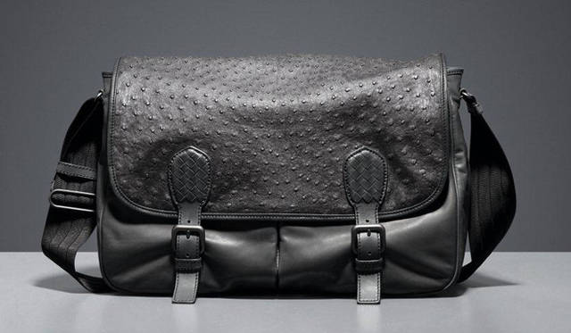 「オーストリッチ ガルデーナバッグ]［H27×W42×D8.5cm］ニューダークグレー/ネロ　70万2000円