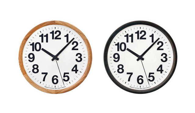 <strong>Lemnos｜タカタレムノス</strong>　左／Clock A / ナチュラル（YK14-05 NT）、右／Clock A / ブラック（YK14-05 BK）
