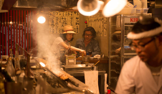 カウンター。シネマトグラファー井上隆夫さん（右）と角田陽太（左）