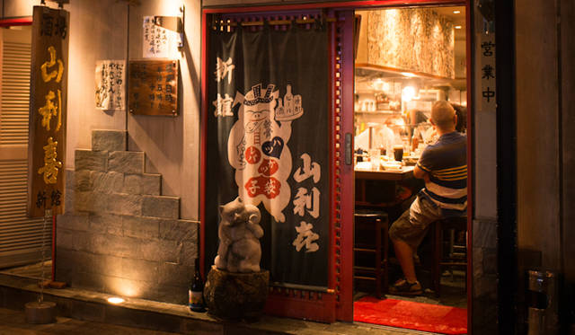 エントランス。豚のモツの部位が描かれているのれんはとてもラブリー