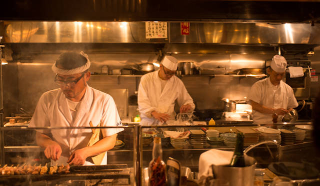 カウンター越しの厨房。ベテランの職人たち