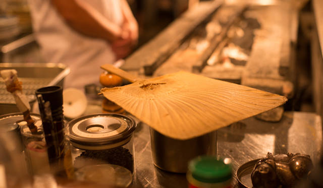 焼場のうちわ。四角い形状はグリルのみに風を送る