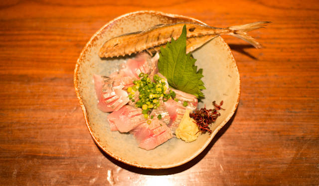 あじの刺身。骨揚げも最初から添えてある