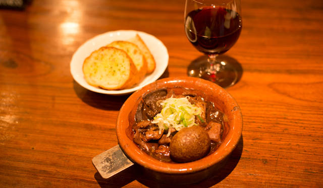 山利喜名物の煮込みは、赤ワインとガーリックトーストにとても合う