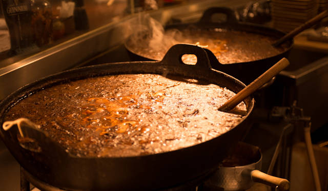 牛のシロとギアラのみを丁寧に煮込む。カウンターからも見える鋳物の鍋がとても素敵だ