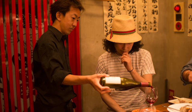 フロアマネージャーの水上岳人さん（左）はソムリエなので食事に合うワインを薦めてくれる