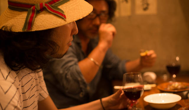 居酒屋でワインも洋食もなかなかいいものだ