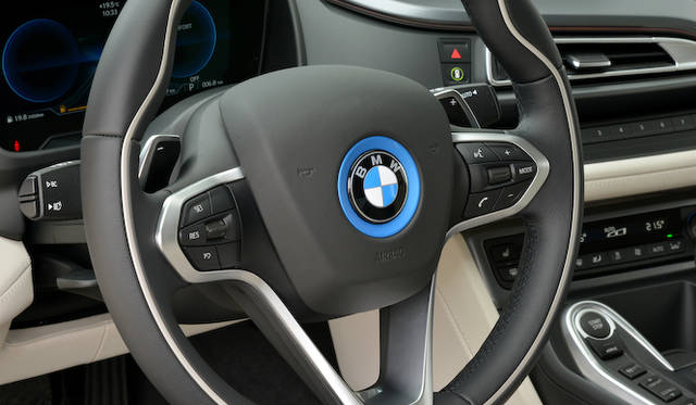 ステアリング裏にはパドルシフトもそなわる