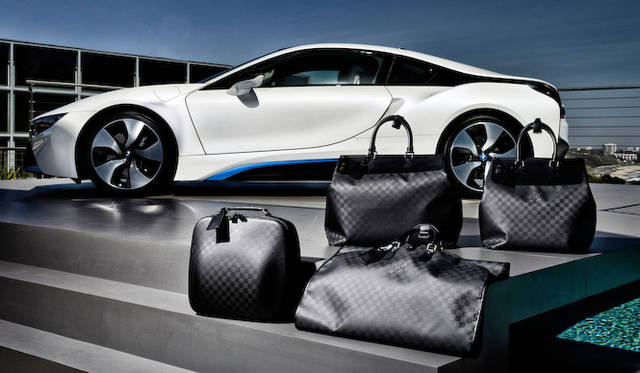 ルイ・ヴィトンがコラボレートした4種類のバッグ。BMW i8のカラーにマッチする、シックなカーボンブラックのボディは、ルイ・ヴィトンのホールマークであるダミエパターンチェックの流れを汲んだオリジナル素材で製作。いっぽうハンドルには、最高級の天然皮革が採用されている。またマイクロファイバーを使用したライニングには、BMW i8のトレードマークであるカラーのブラックとエレクトリックブルーがあしらわれる