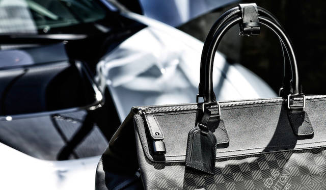 ハンドルには、最高級の天然皮革を採用。すべてのアイテムには、レザーのネームタグが、そしてガーメントバッグ以外には、ルイ・ヴィトンのアイコンでもある南京錠も付属する