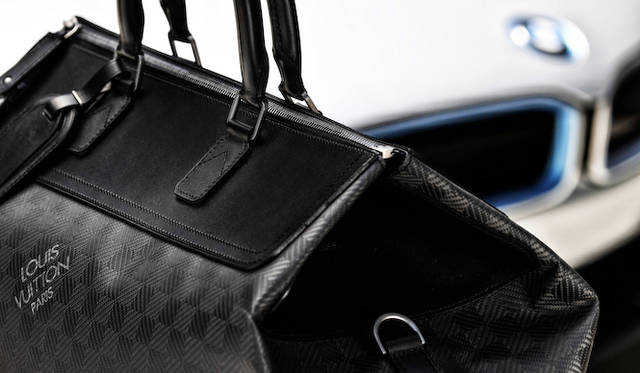 ハンドルには、最高級の天然皮革を採用。すべてのアイテムには、レザーのネームタグが、そしてガーメントバッグ以外には、ルイ・ヴィトンのアイコンでもある南京錠も付属する